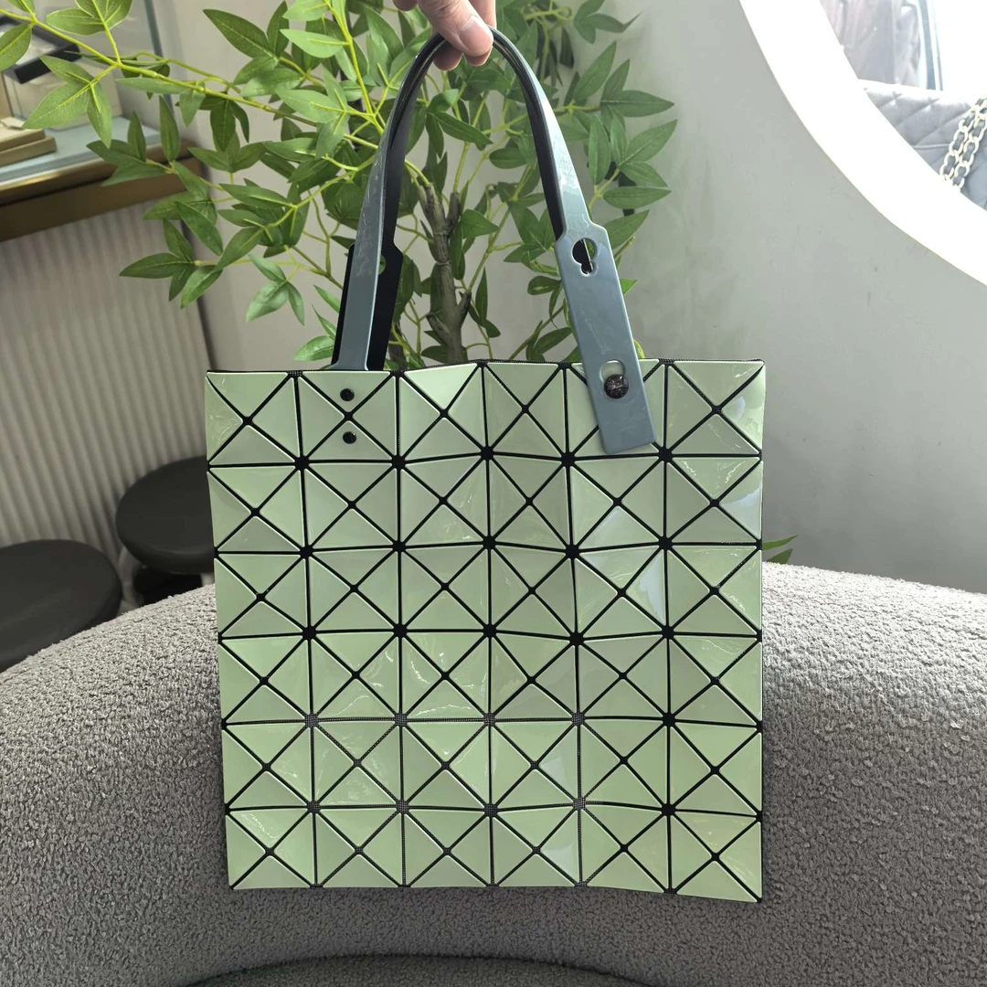 99新 Issey Miyake/三宅一生 六格亮面绿拼蓝手提包 12215856