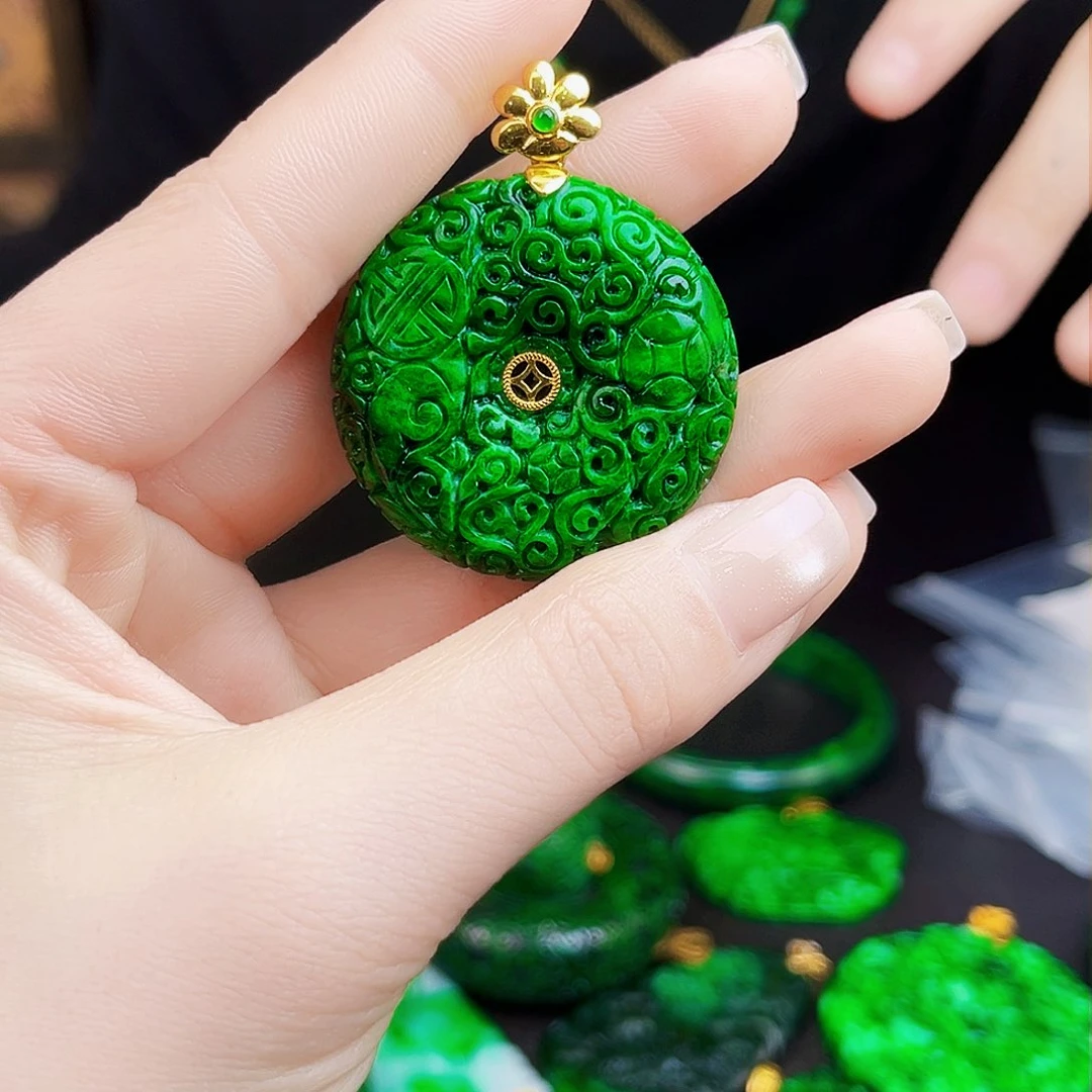 颈饰18K金镶嵌翡翠多样性