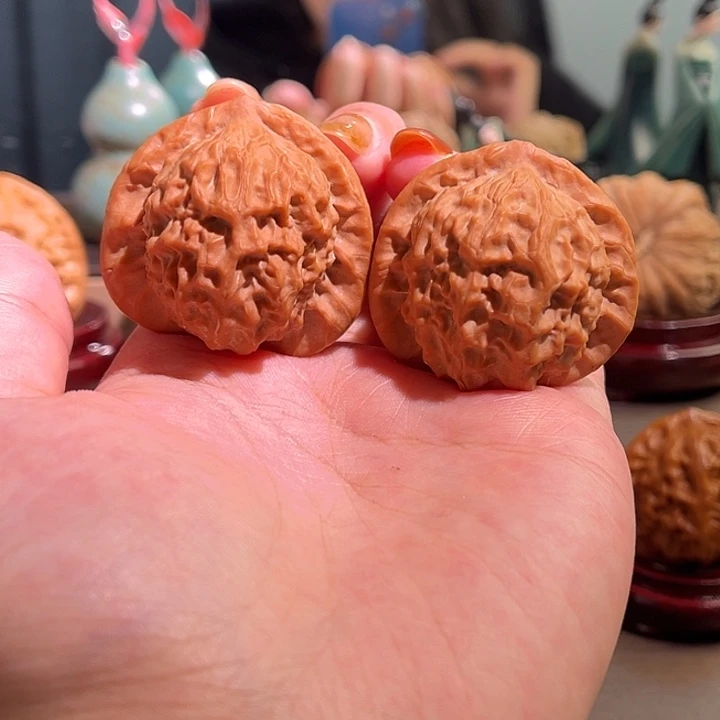 文玩核桃吊坠瓷娃娃