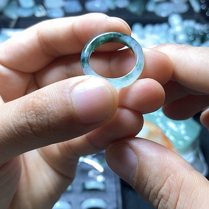 翡翠未镶嵌颈饰戒圈