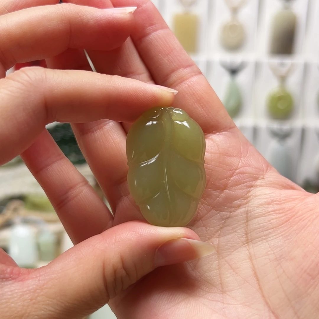 露***张和田玉未镶嵌颈饰