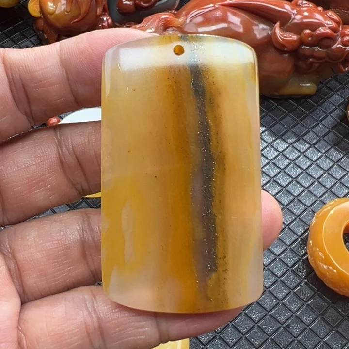 石英质玉（黄龙玉）颈饰合金