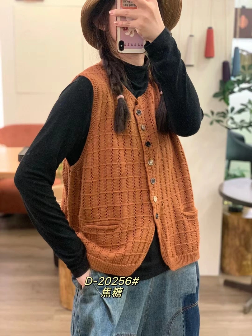 文艺复古马甲2025秋冬新款女装百搭纯色提花马夹女圆领开衫毛衣