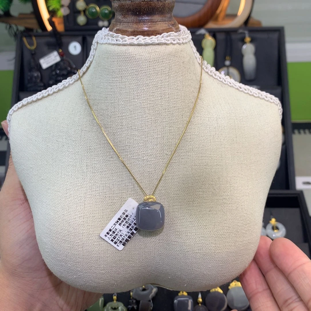 和田玉18K金镶嵌吊坠(赠链)