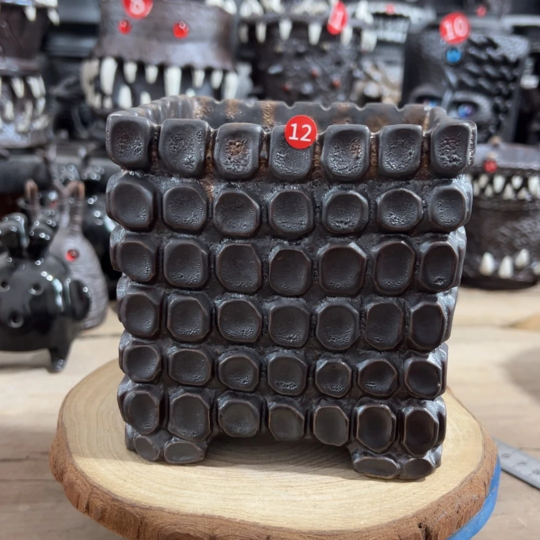 12号，手捏手刻方盆，微瑕，内口11外高12.2