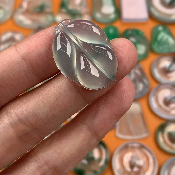 翡翠挂件未镶嵌….