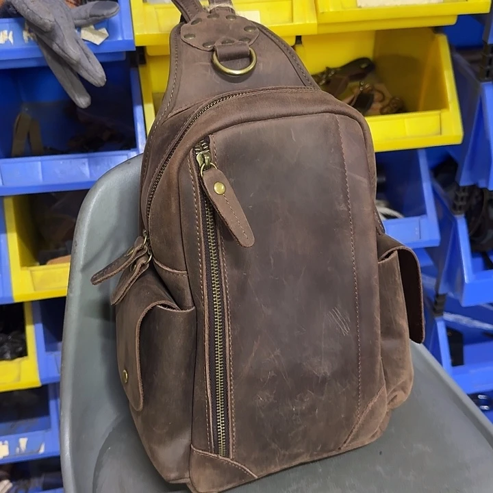 全新疯马牛皮大容量胸包