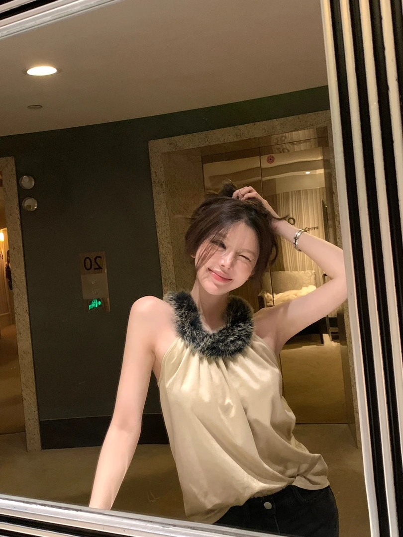 【月神之恋】秋冬新款纯欲挂脖显瘦私藏背心配显瘦牛仔裤/短皮裙女