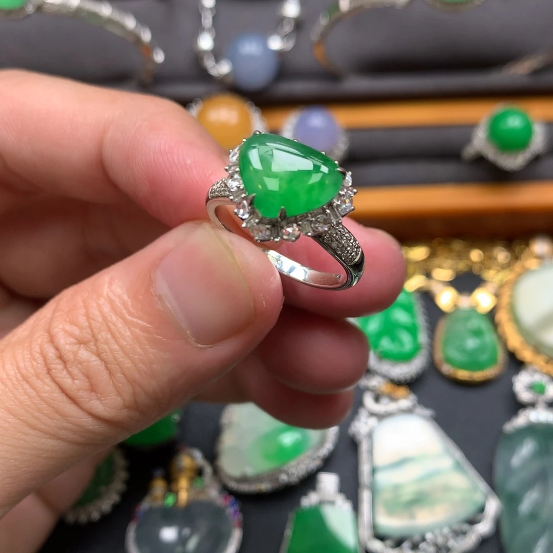 翡翠18K金镶嵌戒指