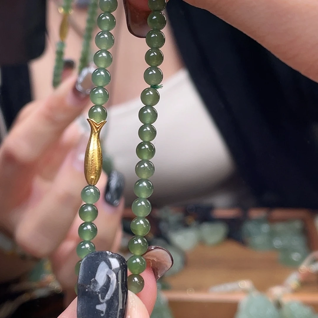 和田玉未镶嵌颈饰小鱼手串