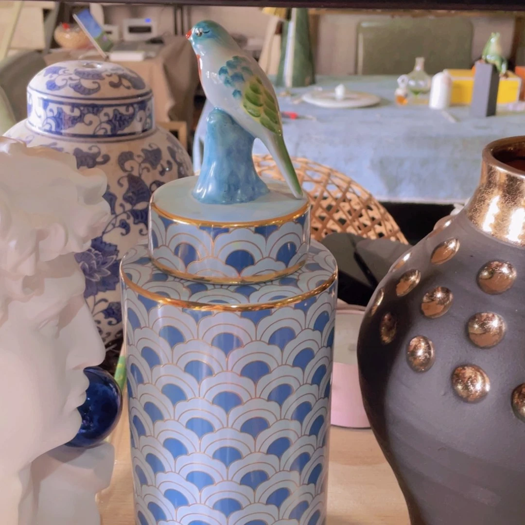 陶瓷花瓶，仿真绿植。