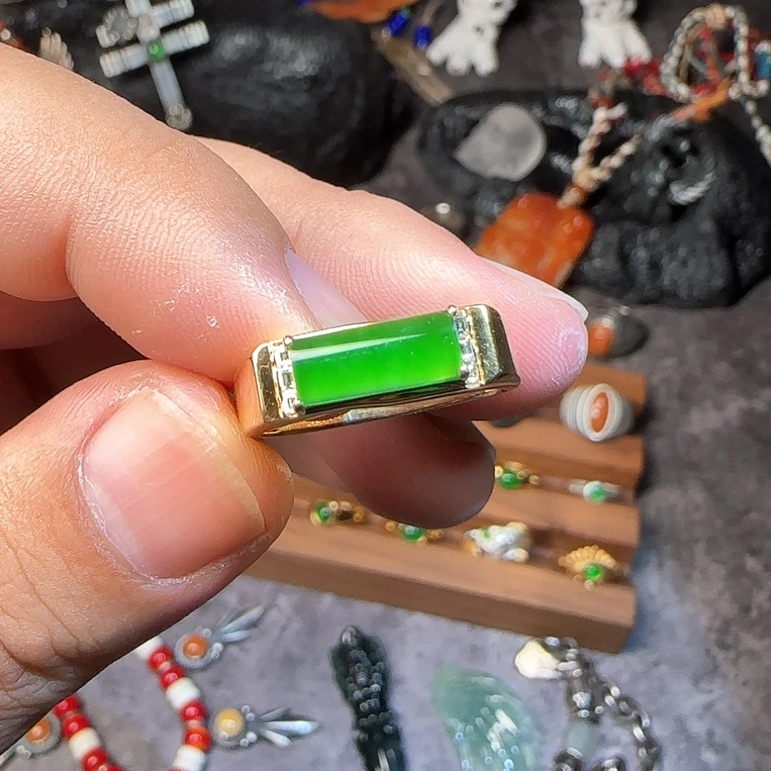 越***好18K金镶嵌戒指翡翠