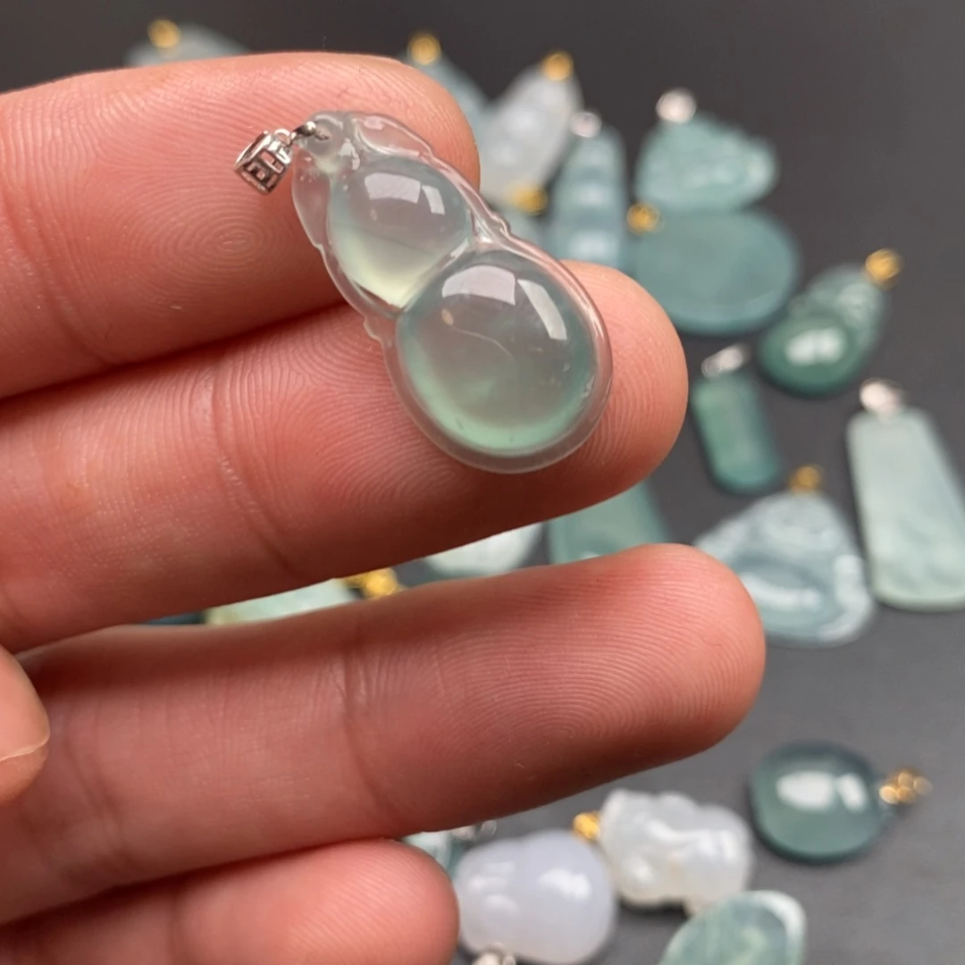 颈饰18K金镶嵌翡翠