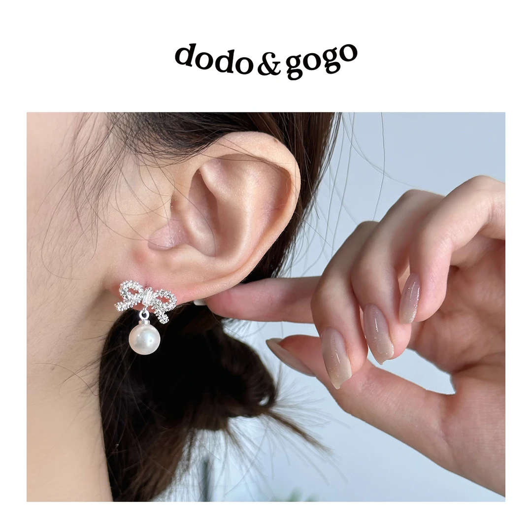 DODOGOGO 合金仿珍珠耳饰 多刺蝴蝶结珠珠耳钉小众设计高级感耳环
