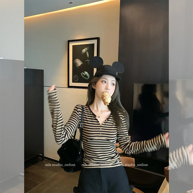 夏珍V领露锁骨撞色条纹长袖t恤女秋季新款设计感修身显瘦通勤上衣
