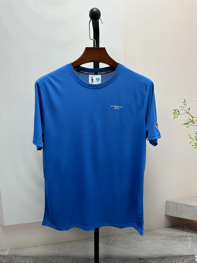 全新未使用 Prada/普拉达 男士美洲杯联名款天蓝色圆领T桖BX127