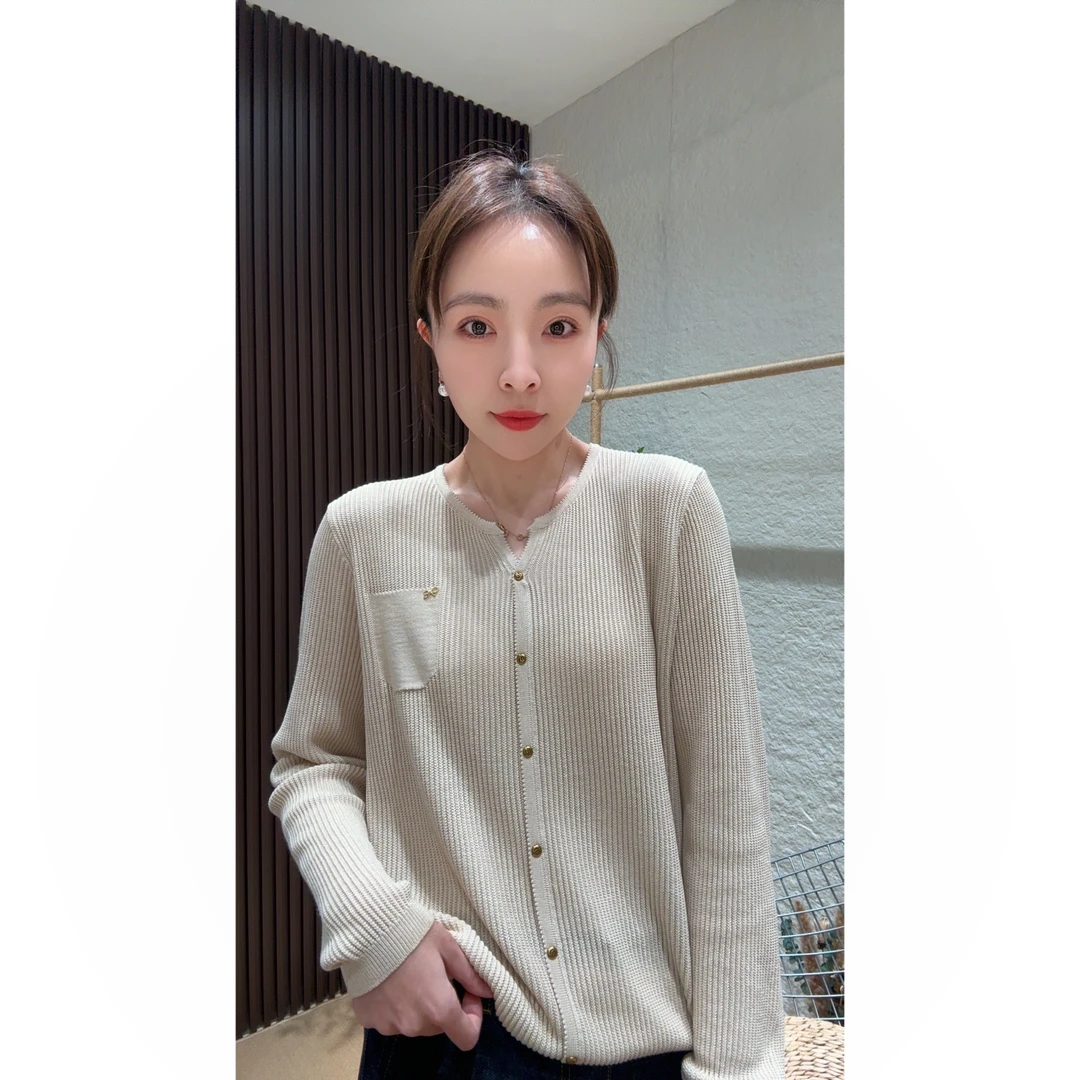 叶子-25015-韩系铜扣-春季时尚休闲显瘦减龄宽松版针织衫