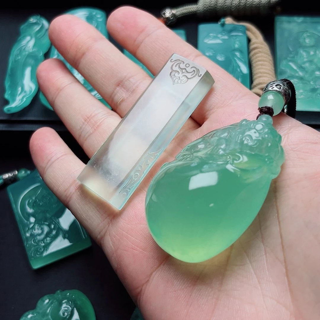 蛇纹石玉合金颈饰乾***哥