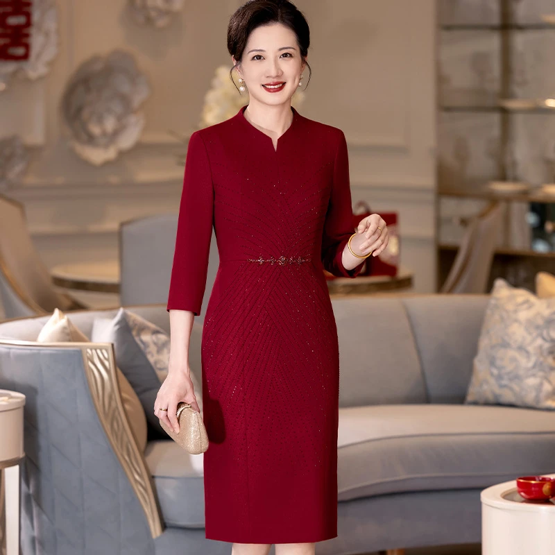 喜妈妈酒红色喜庆婚宴礼服2025春季高贵洋气年轻喜婆婆敬酒连衣裙