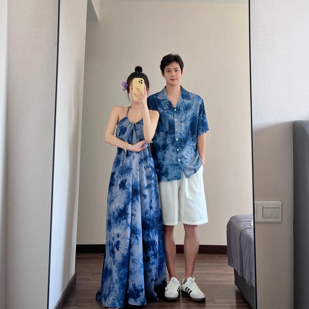 设计感情侣装夏季2025休闲蓝色扎染吊带女连衣裙度假风衬衫ins潮