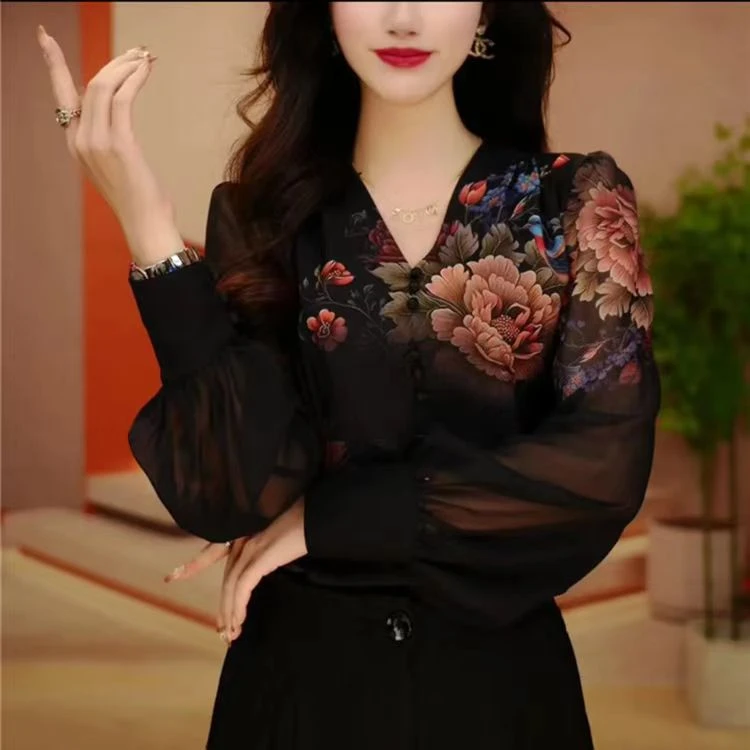 2025新款妈妈装春季新款女士T恤长袖时尚洋气印花衬衫女时尚v领显