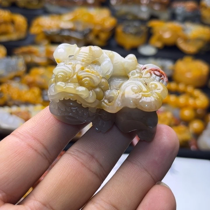 石英质玉（黄龙玉）未镶嵌颈饰