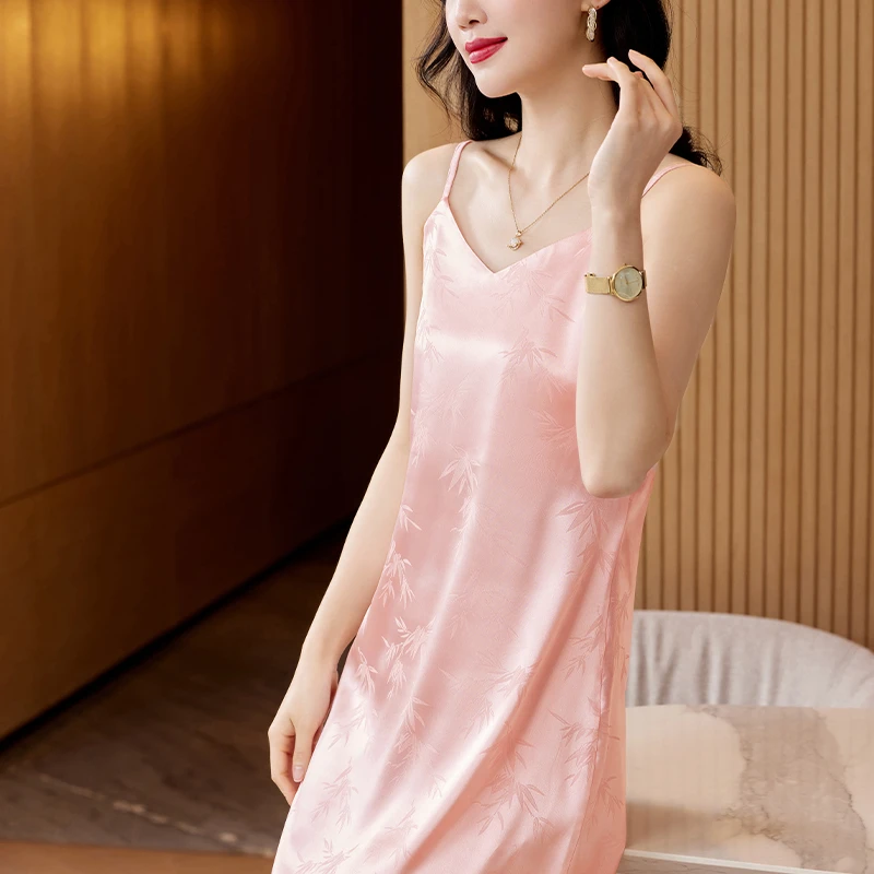 精美提花缎面吊带裙夏季新款V领连衣裙中长宽松大码无袖打底裙子