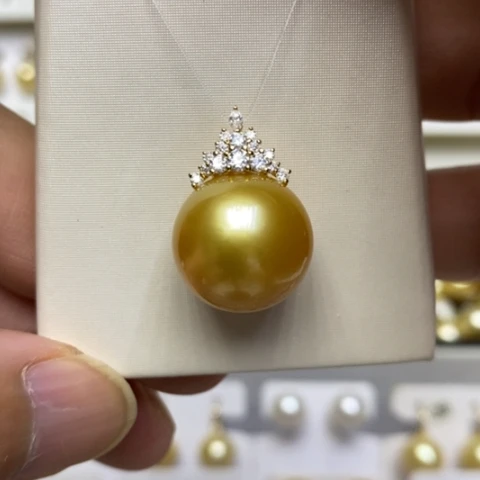 18K金镶嵌海水珍珠颈饰