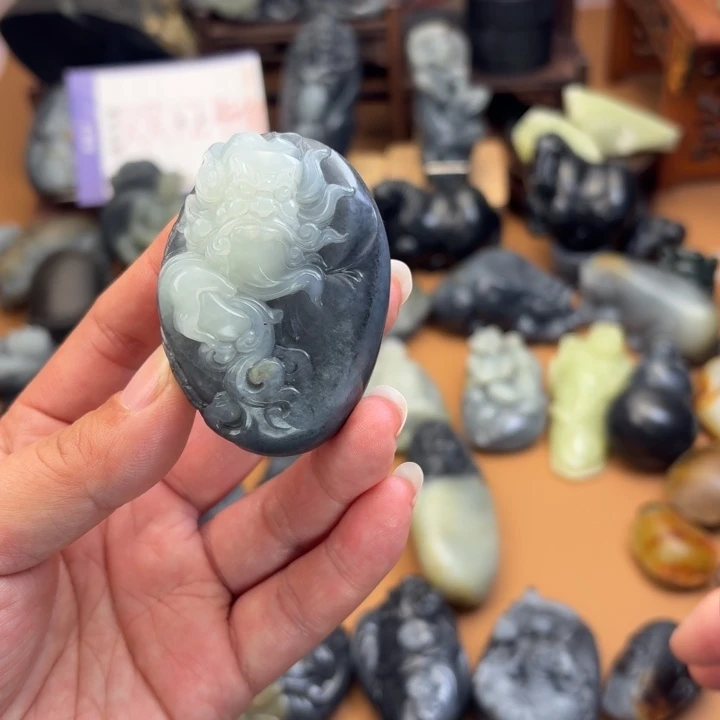 沼***具和田玉未镶嵌颈饰