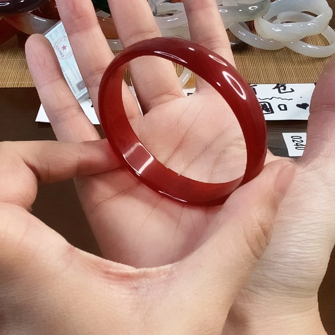 玛瑙/玉髓未镶嵌手镯0241。54.7圈。瑕