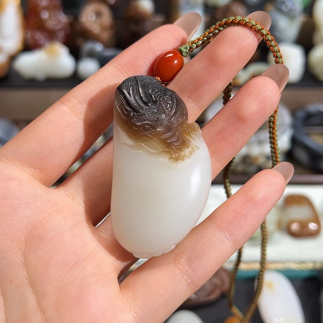 率***心和田玉未镶嵌颈饰