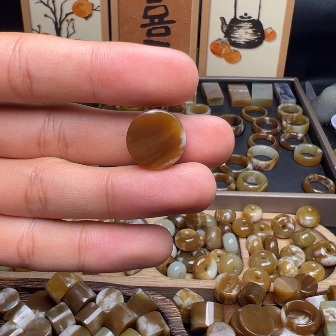 和田玉（糖玉）未镶嵌珠宝奇石圆牌福利