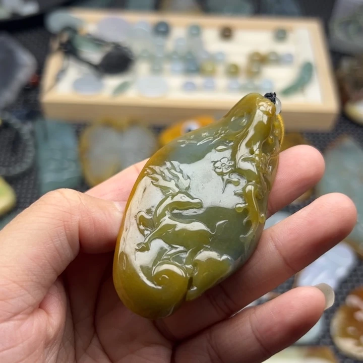 翡翠未镶嵌颈饰小鹿牌