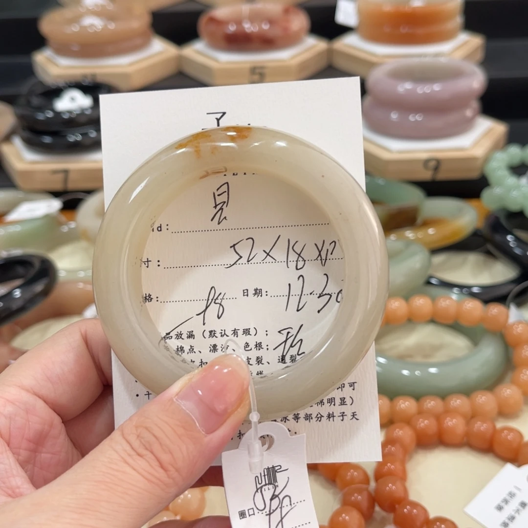 未镶嵌手镯石英质玉?**?