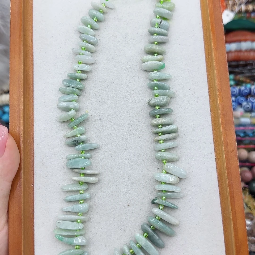 玛瑙/玉髓未镶嵌珠宝半成品天然翡翠边孔一条