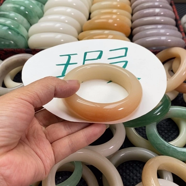 新***恩石英质玉未镶嵌手镯