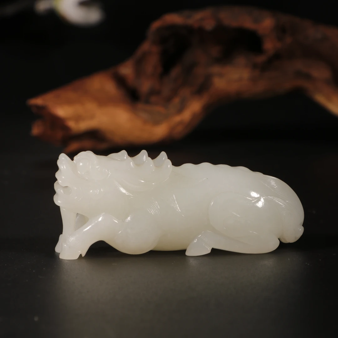 lot8813和田玉瑞兽手把件/云南典藏