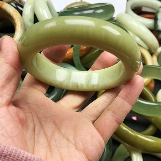 蛇纹石玉手镯未镶嵌