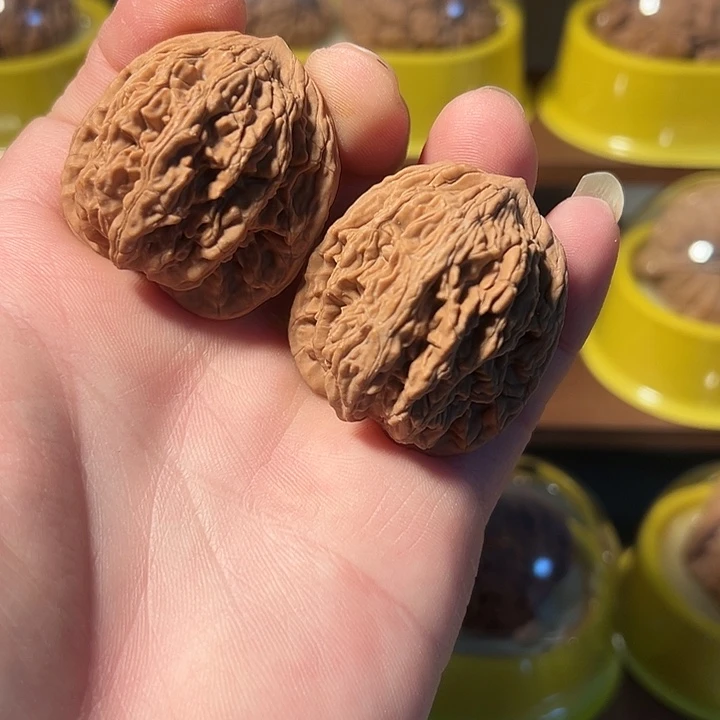 文玩核桃吊坠虎头