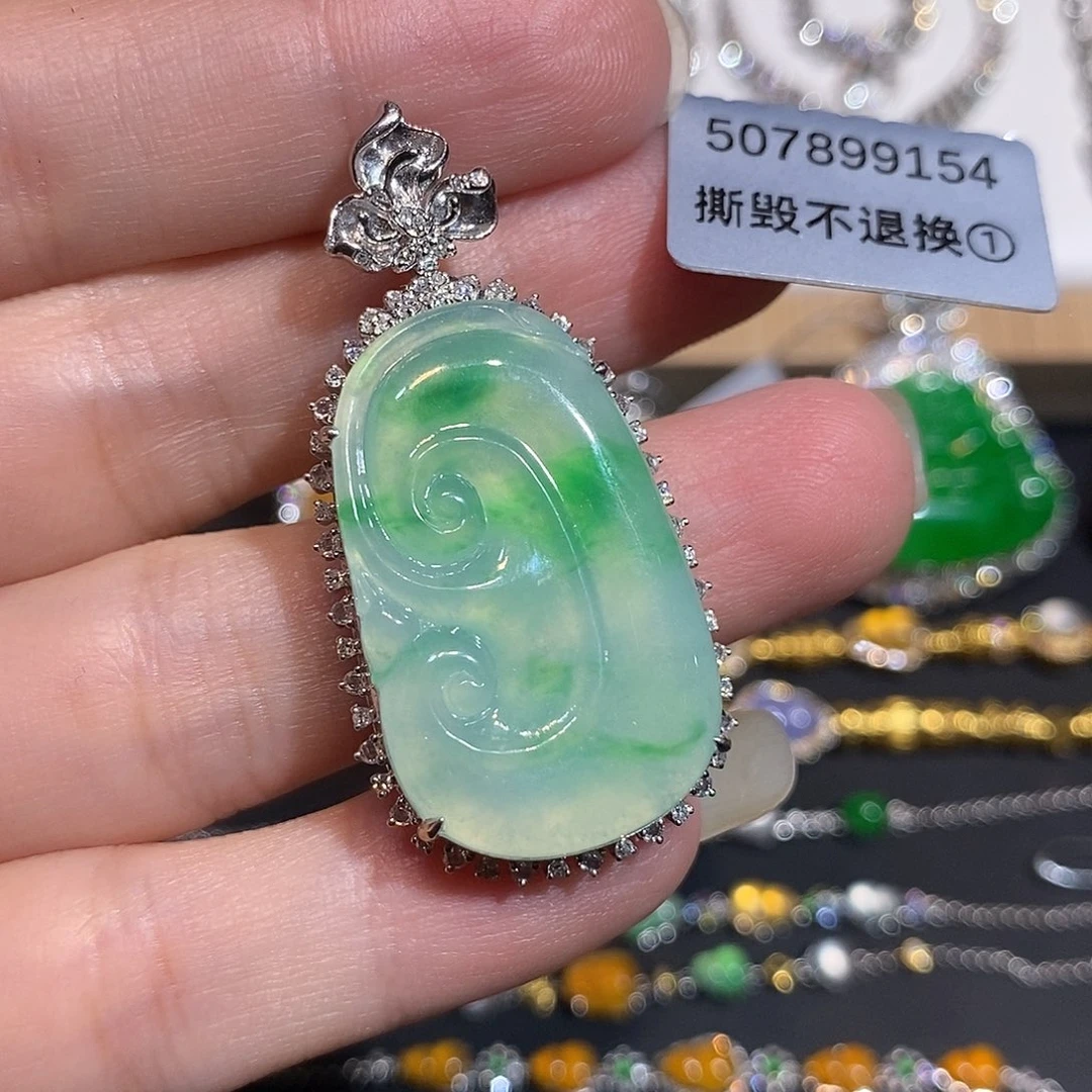 颈饰18K金镶嵌翡翠吊坠18k