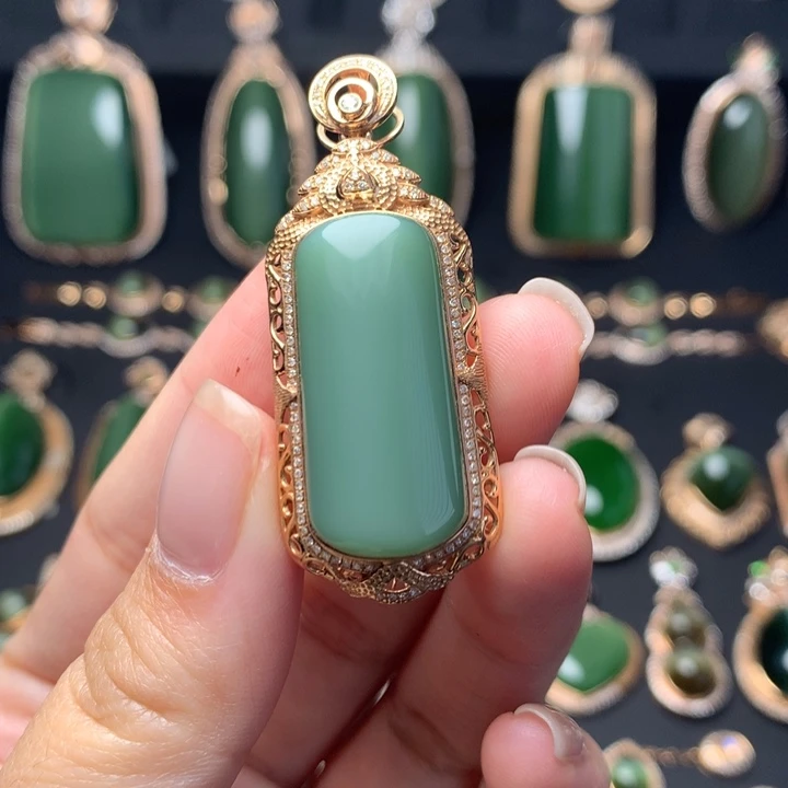 和田玉18K金镶嵌颈饰