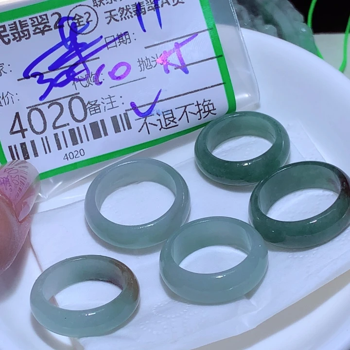 曹***人翡翠未镶嵌颈饰gbh
