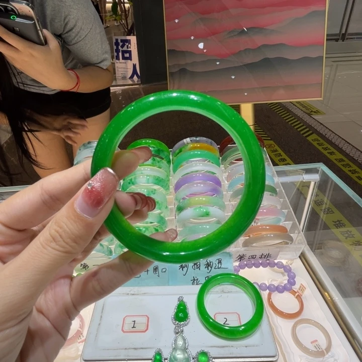 翡翠手镯未镶嵌翡翠手镯