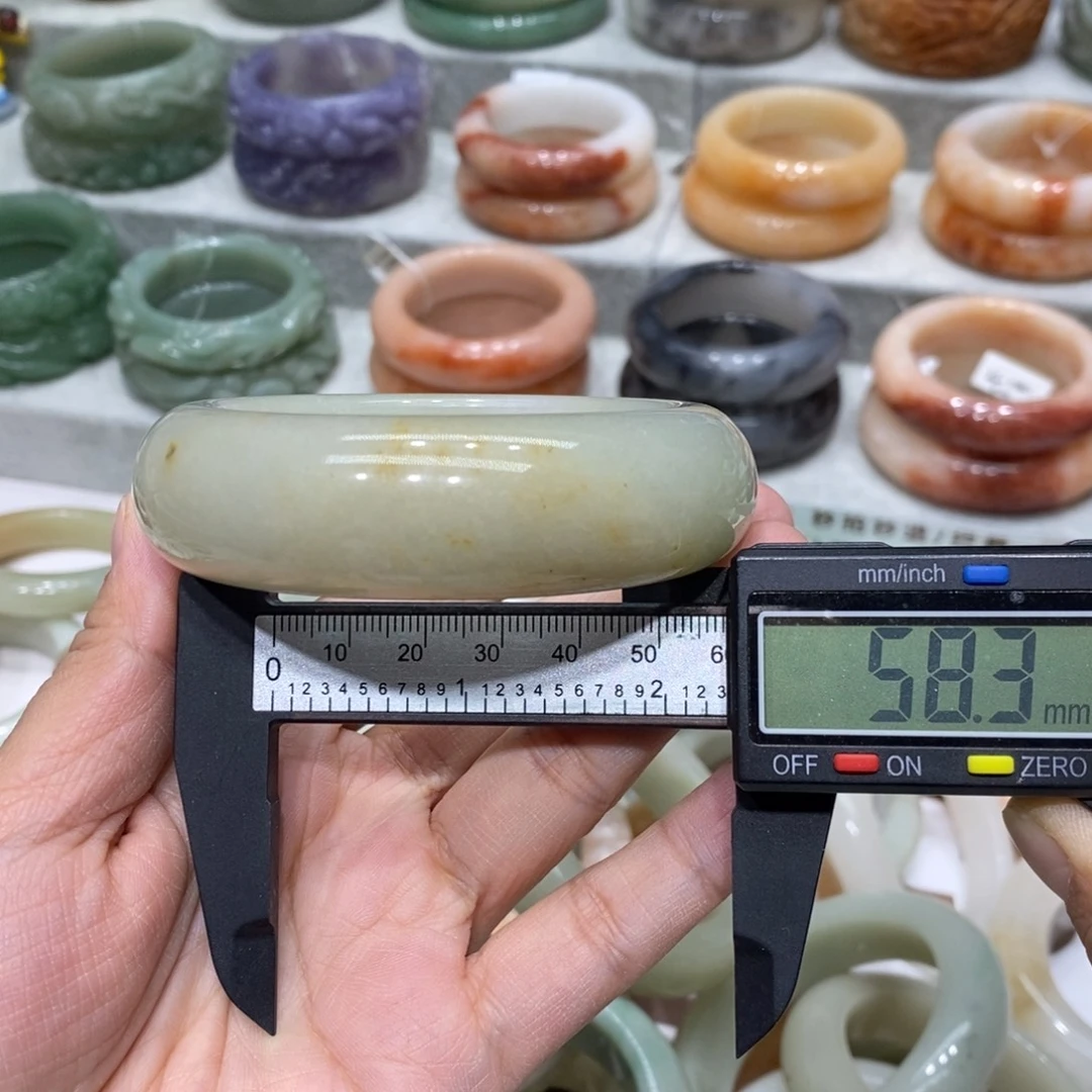 石英岩玉未镶嵌手镯