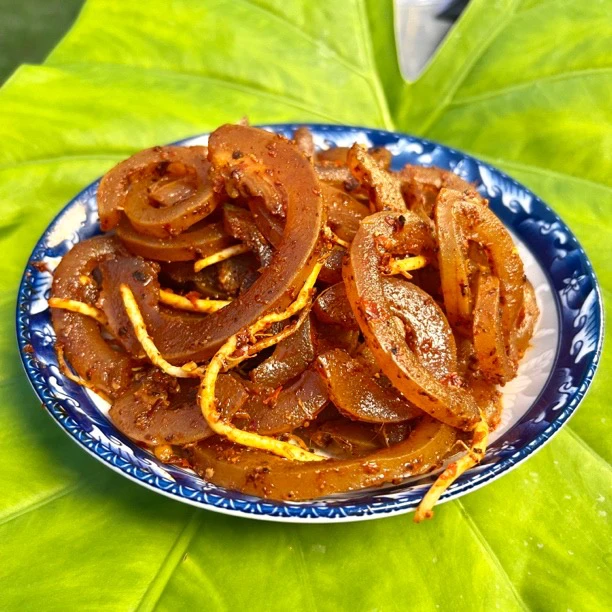 牛皮特色美食麻辣牛皮瓦味牛皮丕菜根牛皮休闲零食下饭德宏特产