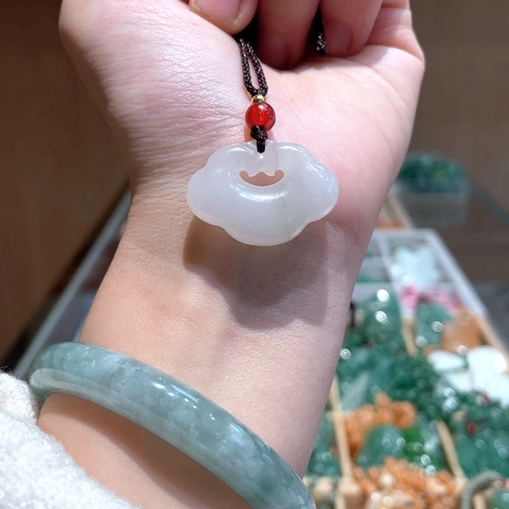 石英质玉未镶嵌颈饰