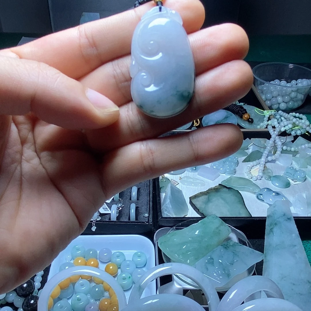 翡翠未镶嵌颈饰如意