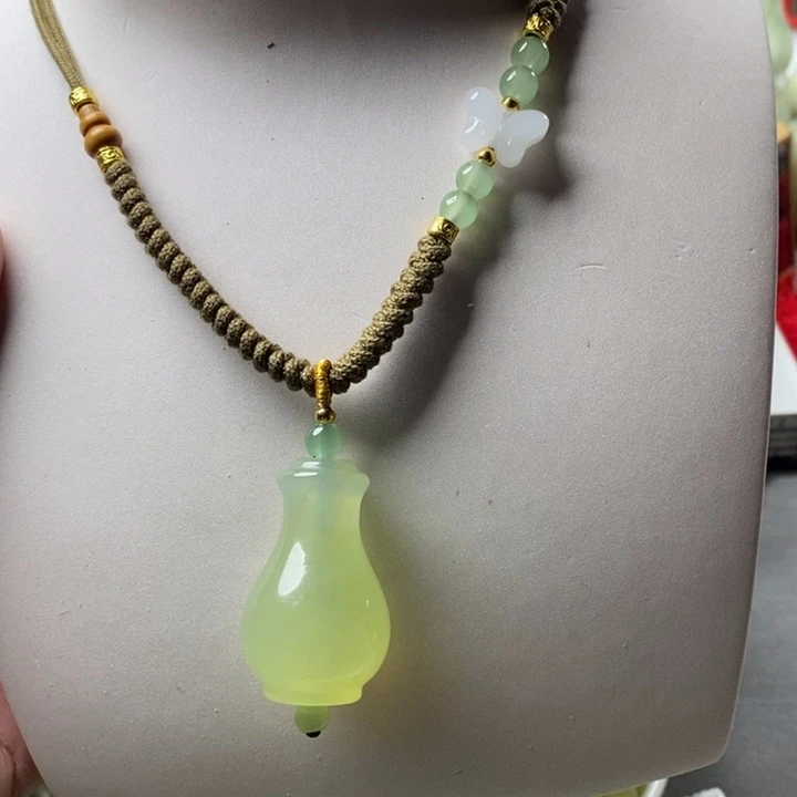 蛇纹石玉未镶嵌颈饰