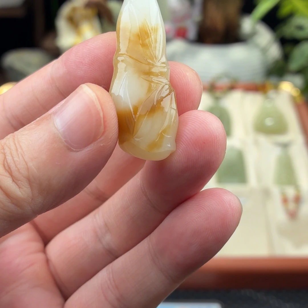 舟***亢和田玉未镶嵌颈饰