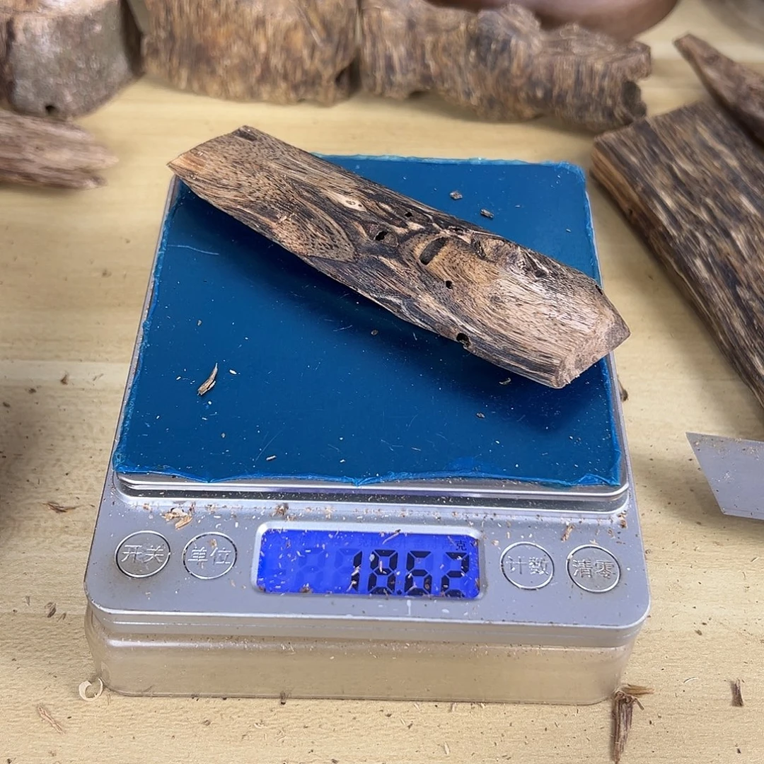 香料绿奇楠虫漏18克蓝宝石